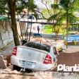 Aluno de 13 anos é atropelado e prensado contra muro de colégio por carro desgovernado Foto 1 Fotos de Aluno de 13 anos é atropelado e prensado contra muro de colégio por carro desgovernado
