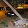 Fotos de Após derrubar poste condutor abandona carro em Maringá