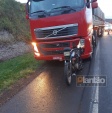 Batida entre moto e carreta na BR-376, mata mulher a caminho do trabalho Foto 7 Fotos de Batida entre moto e carreta na BR-376, mata mulher a caminho do trabalho