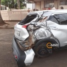 Fotos de Câmera de segurança registra caminhão invadindo preferencial e causando acidente em Maringá