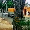 Fotos de Câmera de segurança registra caminhão invadindo preferencial e causando acidente em Maringá