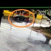 Fotos de Câmera de segurança registra acidente entre carro e moto em Maringá; o veículo avançou o preferencial