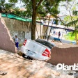Fotos de Câmera de segurança registra carro invadindo calçada e desespero de alunos em Marialva, uma criança de 13 anos morreu