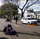 Câmera de segurança registra motociclista batendo na traseira de viatura da Polícia Militar, em Maringá Foto 1 Fotos de Câmera de segurança registra motociclista batendo na traseira de viatura da Polícia Militar, em Maringá