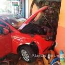 Fotos de Câmera flagra carro desgovernado invadindo loja em Sarandi; veja