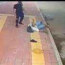 Fotos de Câmera registra homem sendo agredido por vigilante do terminal intermodal de Maringá
