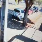 Câmera registrou motociclista invadindo contramão e batendo em outra moto, em Maringá; assista ao vídeo Foto 1 Fotos de Câmera registrou motociclista invadindo contramão e batendo em outra moto, em Maringá; assista ao vídeo