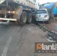 Fotos de Caminhão desgovernado atinge carro e destróI caçamba de entulho, em Sarandi