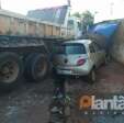 Fotos de Caminhão desgovernado atinge carro e destróI caçamba de entulho, em Sarandi