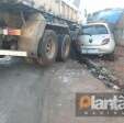 Fotos de Caminhão desgovernado atinge carro e destróI caçamba de entulho, em Sarandi