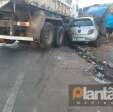 Fotos de Caminhão desgovernado atinge carro e destróI caçamba de entulho, em Sarandi