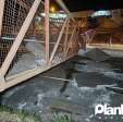 Fotos de Carreta com caçamba levantada derruba passarela e interdita os dois sentidos do contorno norte em Maringá