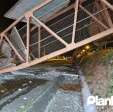 Fotos de Carreta com caçamba levantada derruba passarela e interdita os dois sentidos do contorno norte em Maringá