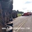 Fotos de Carreta tomba e espalha soja no contorno sul, em Maringá