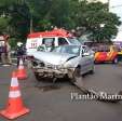 Fotos de Carro capota após colisão e duas pessoas ficam feridas no centro de Maringá