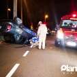 Fotos de Carro conduzido por pastor capota após colisão em cruzamento de Maringá
