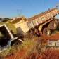 Criminoso joga caminhão em ribanceira para fugir da Polícia em Maringá Foto 1 Fotos de Criminoso joga caminhão em ribanceira para fugir da Polícia em Maringá