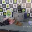 Fotos de Homem é preso com cocaína, crack, munições e uma pistola com carregador alongado em Maringá