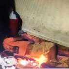 Fotos de Imagens mostram homem ateando fogo em morador de rua