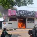 Incêndio de grande proporções atinge loja de decorações em Maringá Foto 4 Fotos de Incêndio de grande proporções atinge loja de decorações em Maringá