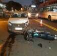 Fotos de Motociclista empina moto, invade pista contrária e bate de frente com carro, em Maringá
