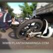 Motociclista fica ferida ao bater na traseira de caminhão em Maringá Foto 2 Fotos de Motociclista fica ferida ao bater na traseira de caminhão em Maringá