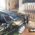 Fotos de Motorista alcoolizado bate carro em grade de residência e acaba preso em Sarandi
