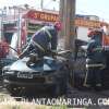 Fotos de Motorista fica preso entre ferragens após carro bater em poste, em Maringá