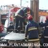 Fotos de Motorista fica preso entre ferragens após carro bater em poste, em Maringá
