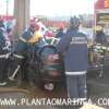 Fotos de Motorista fica preso entre ferragens após carro bater em poste, em Maringá