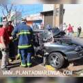 Fotos de Motorista fica preso entre ferragens após carro bater em poste, em Maringá