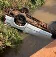 Motorista morre afogado após caminhonete com placas de Maringá cair em rio Foto 3 Fotos de Motorista morre afogado após caminhonete com placas de Maringá cair em rio