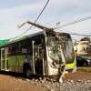 Fotos de Motorista perde controle e bate ônibus em poste de energia