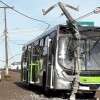Fotos de Motorista perde controle e bate ônibus em poste de energia