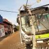 Fotos de Motorista perde controle e bate ônibus em poste de energia