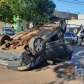 Fotos de Motorista tomba carro após bater em três veículos estacionados, em Maringá