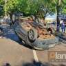 Fotos de Motorista tomba carro após bater em três veículos estacionados, em Maringá