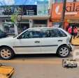 Fotos de Motorista tomba carro após bater em três veículos estacionados, em Maringá