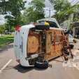 Fotos de Motorista tomba carro após bater em três veículos estacionados, em Maringá