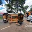 Fotos de Motorista tomba carro após bater em três veículos estacionados, em Maringá