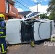 Fotos de Motorista tomba carro após bater em três veículos estacionados, em Maringá