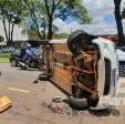 Fotos de Motorista tomba carro após bater em três veículos estacionados, em Maringá