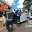 Fotos de Motorista tomba carro após bater em três veículos estacionados, em Maringá