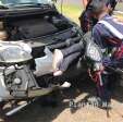 Mulher fica com pé preso em ferragens após acidente entre moto e carro, em Maringá Foto 13 Fotos de Mulher fica com pé preso em ferragens após acidente entre moto e carro, em Maringá