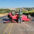 Fotos de Mulher fica ferida após tentar desviar de buraco e capotar carro no contorno sul em Maringá
