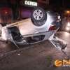 Fotos de Mulher perde o controle do carro, bate em veículo estacionado e capota em Maringá
