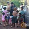 Fotos de Policiais militares do pelotão de choque entregam brinquedos para crianças em Sarandi