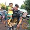 Fotos de Policiais militares do pelotão de choque entregam brinquedos para crianças em Sarandi