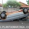 Fotos de Veículo avança sinal de pare, bate em outro carro e capota em Maringá