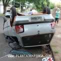 Fotos de Veículo avança sinal de pare, bate em outro carro e capota em Maringá